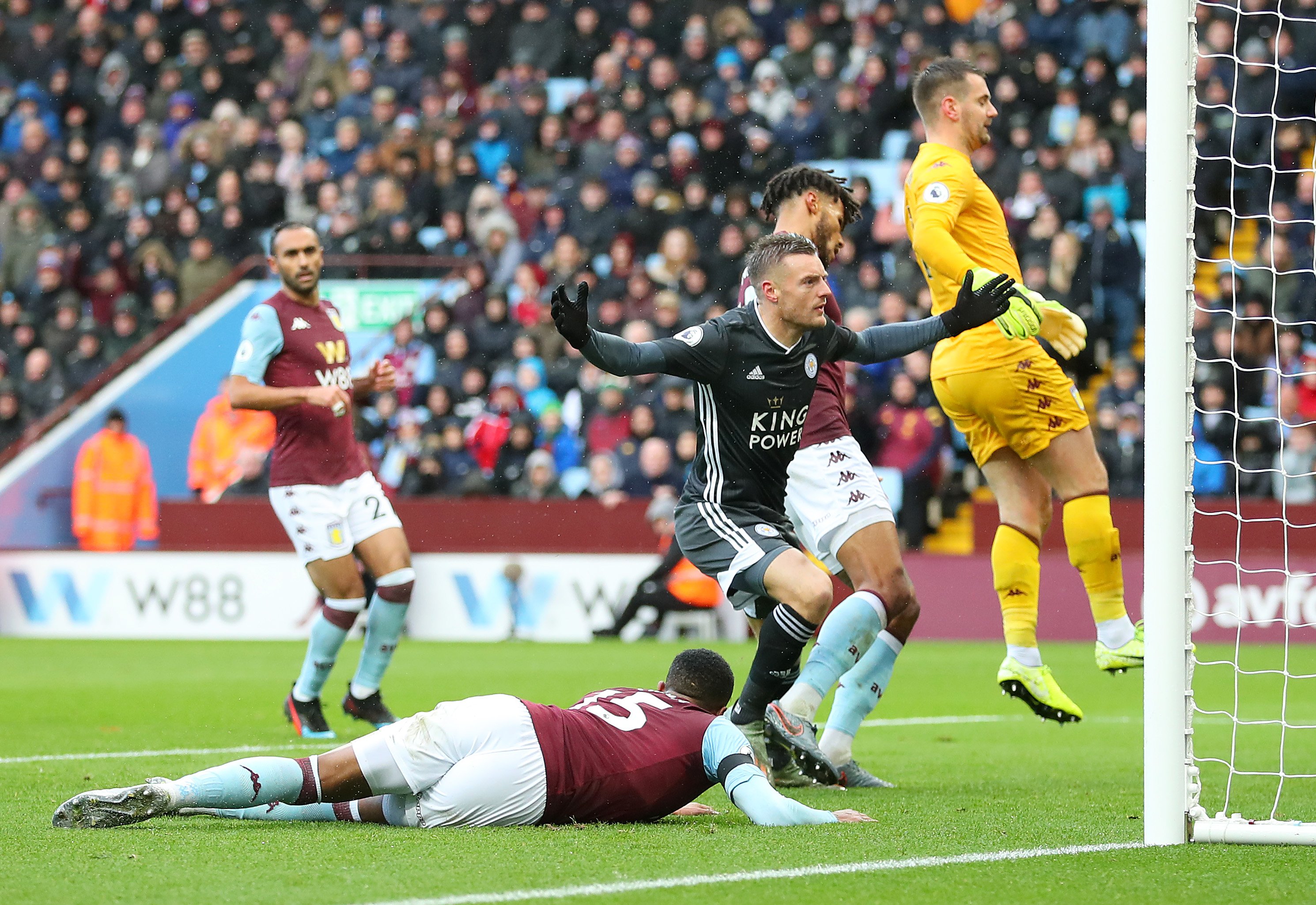 凯塞多与厄瓜多尔总统会面，并向其赠送签名球衣.